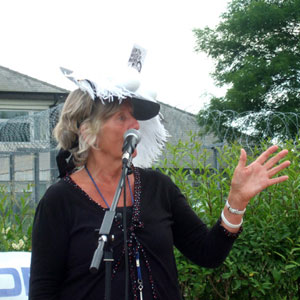 Lindis speaking - with yet another amazing radome hat